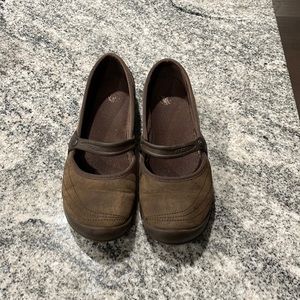 Crocs Womens Brown Wrapped Nubuck Leather MaryJane Size 8W. See wear in pictures